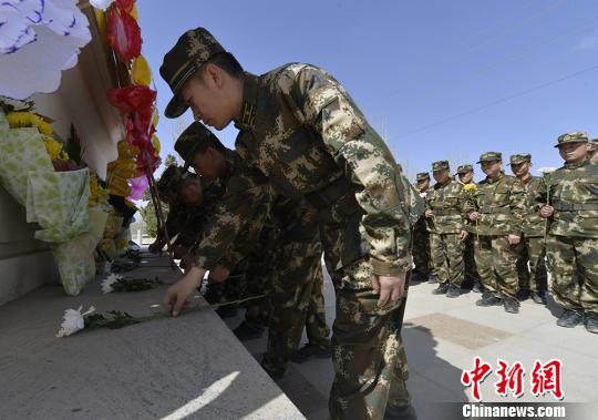 边防官兵在英雄纪念碑前为英烈敬献鲜花。 吴明贤 摄