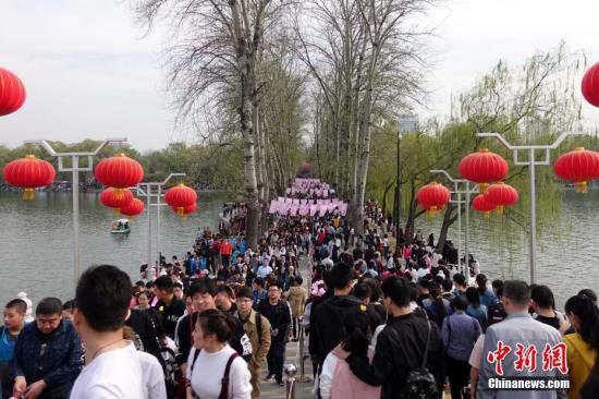 4月2日,清明小长假首日,北京玉渊潭公园迎来赏樱、踏青高峰。图为公园内游客众多。<a target=\'_blank\' href=\'http://www.chinanews.com/\'>中新社</a>记者 李慧思 摄