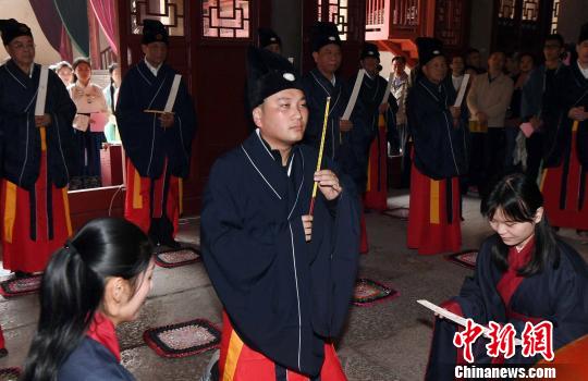 福州万寿尚书庙管委会主任卢鑫担任主祭。 记者刘可耕 摄