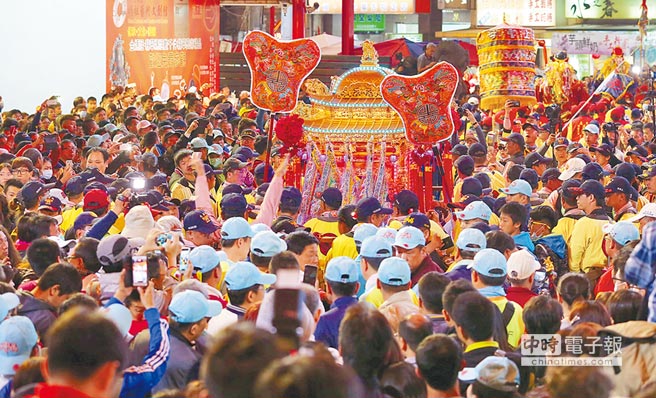 4月2日，台中大甲妈祖回銮安座，各地阵头、团体前来接驾，庙埕万头攒动，寸步难行。（图片来源：台湾“中时电子报”）