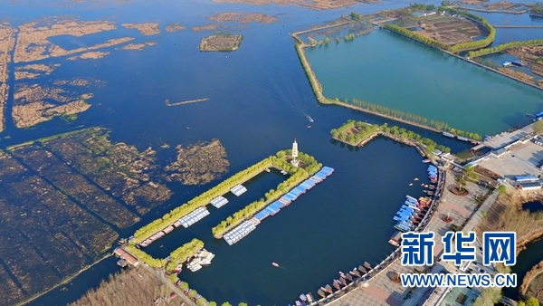 俯瞰河北省安新县境内的白洋淀（3月31日摄）。