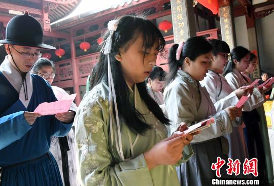 福建汉服青年齐声朗诵陈文龙爱国诗篇,以诗明志,传承英雄精神。 刘可耕 摄
