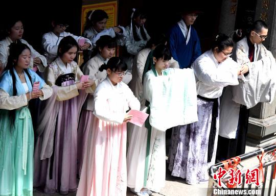 参加祭祀活动的福建汉服天下协会青年会员按传统三献祭祀礼仪,表达对民族英雄陈文龙的崇高敬意。 记者刘可耕 摄