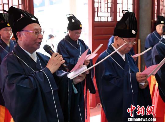 福州百六峰诗社诗人们带领福建汉服青年齐声朗诵陈文龙爱国诗篇,以诗明志,传承英雄精神。 记者刘可耕 摄