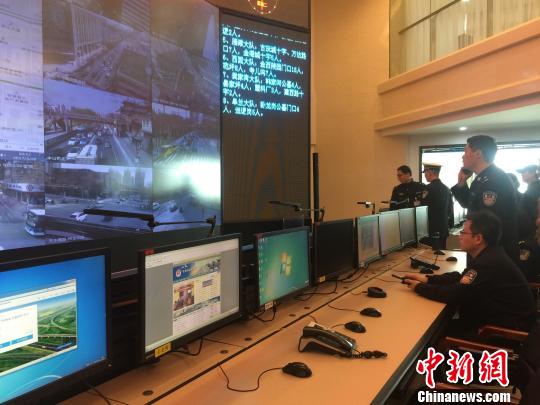 在兰州公安交警智能交通指挥中心,工作人员随时根据交通状况调整治堵方案。 徐雪 摄