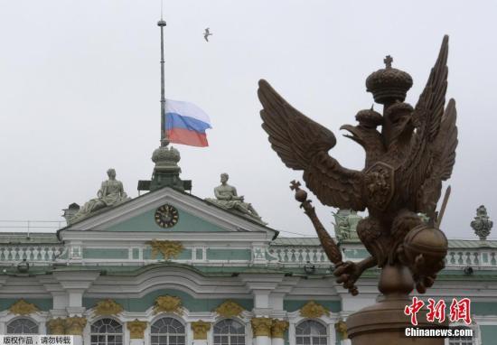 当地时间4月3日，俄罗斯冬宫博物馆降半旗哀悼圣彼得堡爆炸事件遇难者。