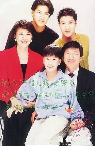 王力宏三兄弟罕见同框,有才有财还有颜,王妈妈