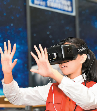 2016年9月20日，参观者在浙江省嘉兴科技馆体验VR科技产品。李剑铭摄（人民视觉)