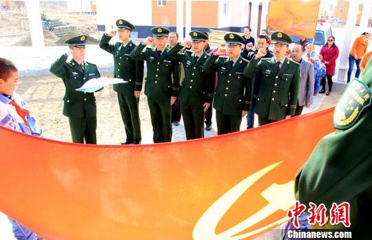 图为党员同志在革命先烈墓碑前重温入党誓词。 张辉 摄