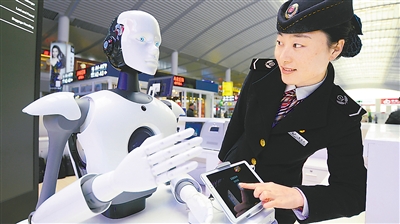 2016年12月29日,智能机器人亮相山东省济南西站。赵晓明摄（新华社发）