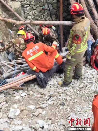 浙江乐清一采石洞发生坍塌 被困两人尚未获救 钟新 摄