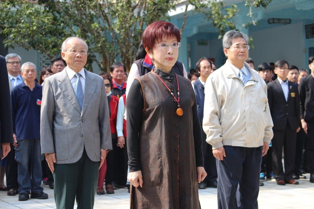  蒋介石逝世42周年，国民党主席洪秀柱（前）前往慈湖谒陵。（图片来源：台湾《联合报》）