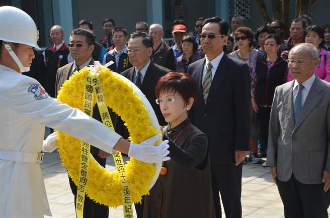 台湾地区前领导人马英九、国民党主席洪秀柱先后到桃园市慈湖陵寝谒陵