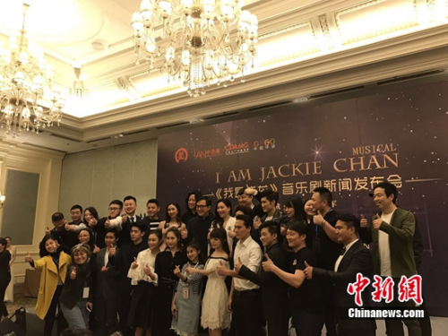 成龙和演员合影