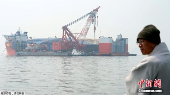 由于“世越号”沉船舱内积满了泥土，船体重量比当初预料的还重，目前尚难预计已准备的移动装备是否能支撑的住船体。