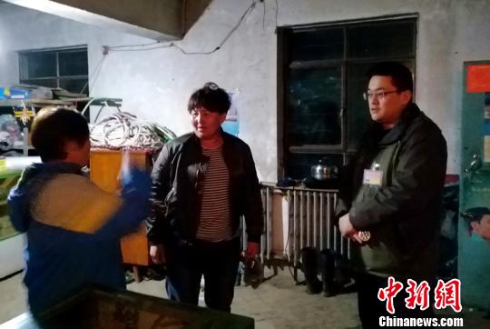 当地驻村工作队和村委会干部走访排查震后情况。 陶龙 摄