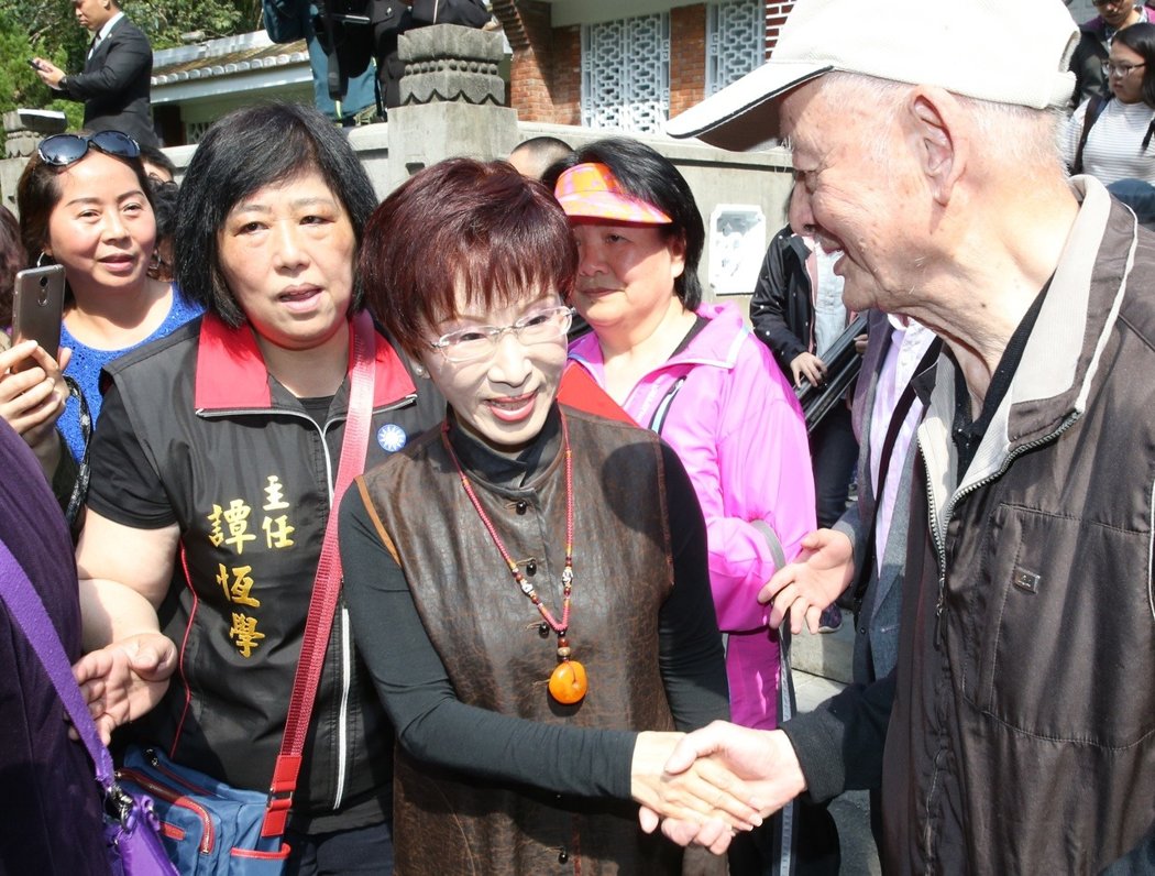 蒋介石逝世42周年，国民党主席洪秀柱（中）前往慈湖谒陵，受到民众欢迎。（图片来源：台湾《联合报》）