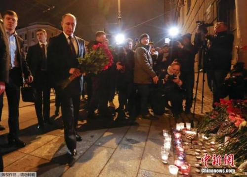 当地时间4月3日,正在圣彼得堡访问的俄罗斯总统普京,连夜前往发生列车爆炸的技术学院站献花,悼念爆炸中的遇难者。