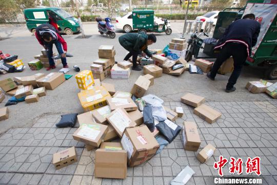 山西太原,物流业工作人员正在分拣即将投送的快递。 张云 摄