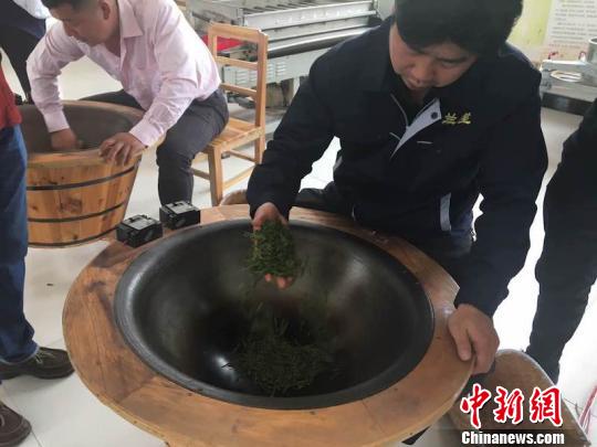 炒茶。 李倩倩 摄