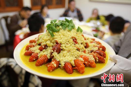 资料图:色香味俱全的小龙虾令食客大快朵颐。 泱波 摄