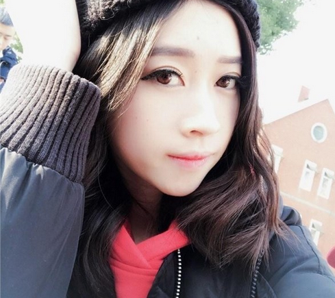 dota2美女解说走红 这大长腿也真是没谁了