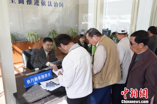 图为昆明中院执行局局长接待来访者。 李浩可 摄