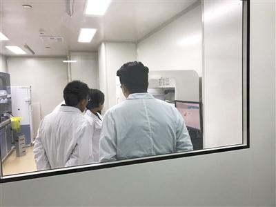 2017年3月，北京一家基因检测公司的实验室内，实验人员正在工作。新京报记者 曹忆蕾 摄