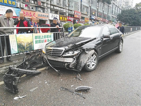 奔驰车转弯未让行 撞上直行车损失15万|保险公