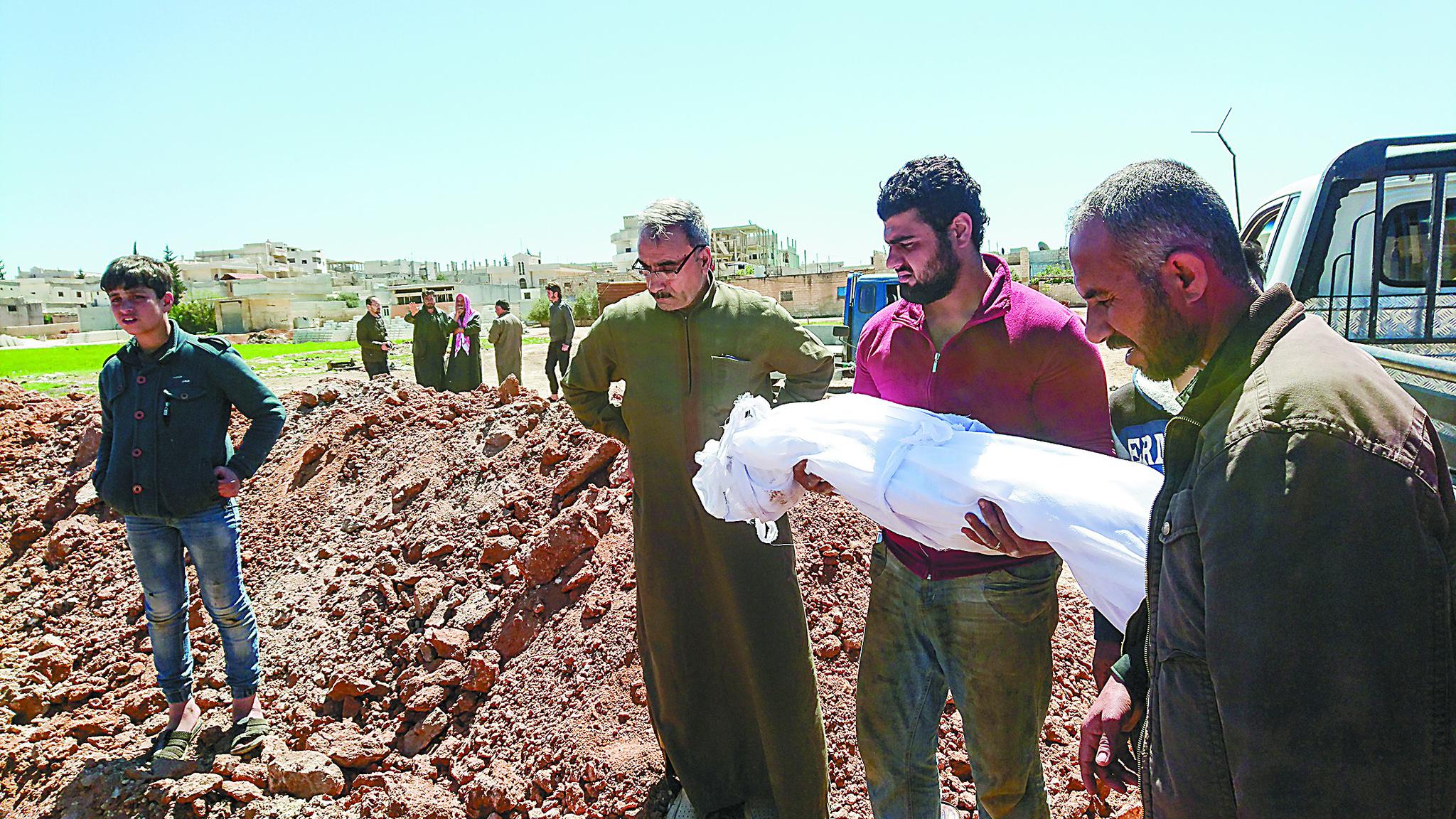5日，叙利亚居民埋葬疑似化武袭击遇难者。