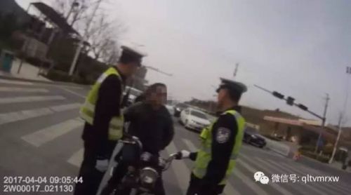 青岛摩托男违章不配合检查 直接动口咬破交警