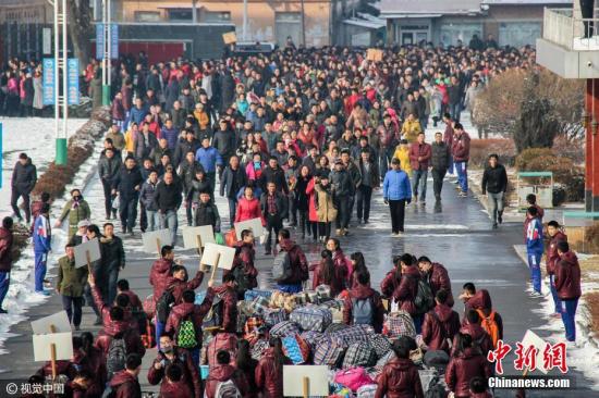 资料图：辽宁省丹东市东港一中放寒假。棋簿紫 摄 图片来源：视觉中国