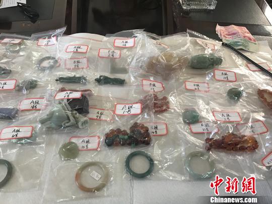 男子盗窃的玉石。 钟欣 摄