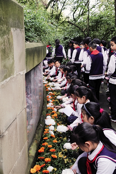 缅怀先烈,学生们举行清明诗歌分享会|先烈|学生