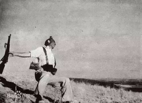 这张卡帕拍的照片，也在电影里多次被引用出现