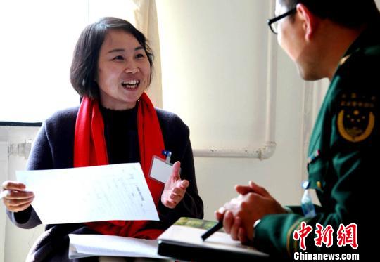 学员与心理咨询师“一对一”的探讨交流。 裴海博 摄