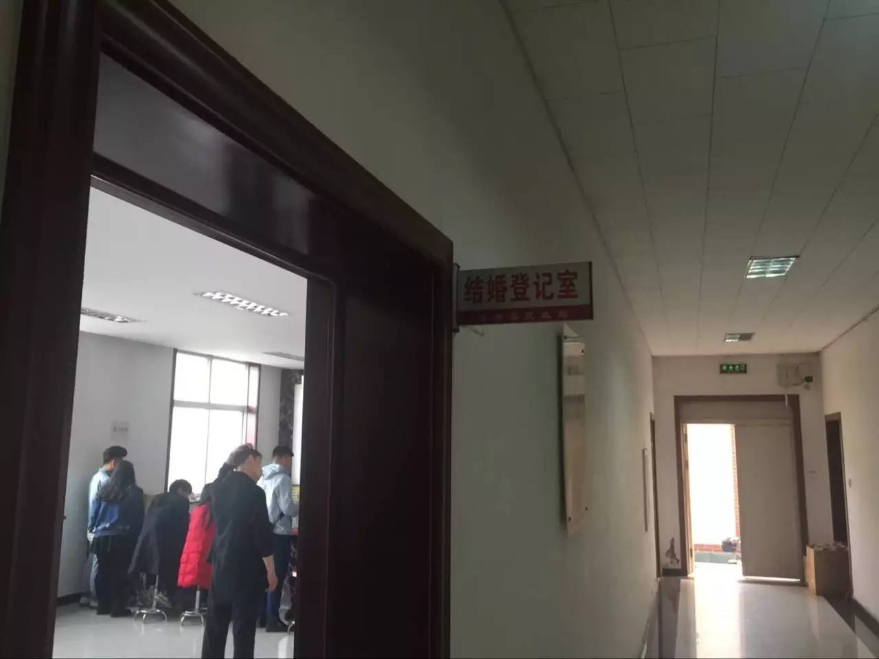 抢手,政府不让办结婚了? 民政局旁边的打印店