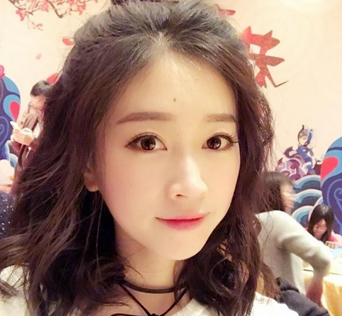 dota2美女解说走红 这大长腿也真是没谁了