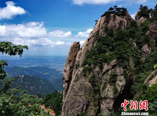 九华山地质遗迹:大鹏听经石 吴兰 摄