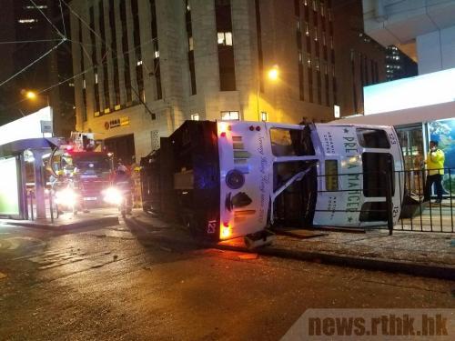 电车脱轨翻侧后，大批警员及消防人员赶到现场拯救被困乘客。(图片来源：香港电台网站)
