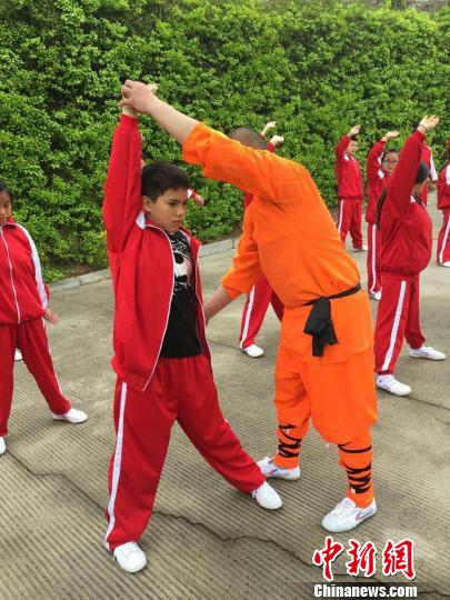 图为武术教练在主导一名少年习武。 王继 摄