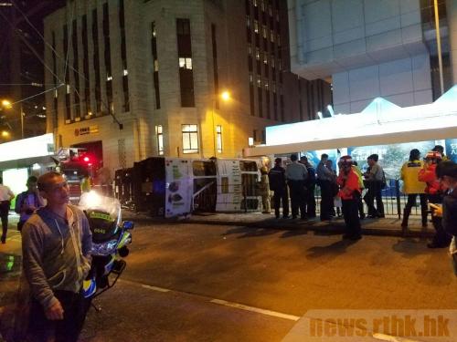 电车脱轨翻侧后，大批警员及消防人员赶到现场拯救被困乘客。（图片来源：香港电台网站）
