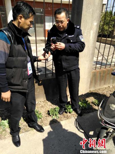 3月14日，中盐东兴在南通如皋的运货车发现被人安装定位器。图为警方在拍照取证。（受访者供图）