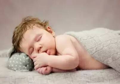 要是发生这种状况的话，在宝宝每次吃完的一个半小时内要坚持要宝宝保持清醒状态。六到八周的宝宝可以保持两个小时的清醒状态。