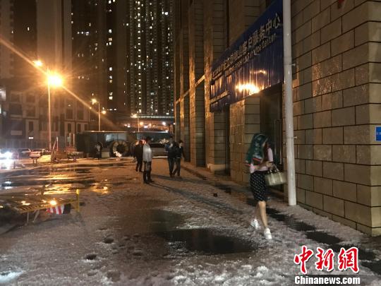 4月5日18时至21时,贵州省中西部一线出现雷雨、大风、冰雹等强对流天气。图为冰雹过后,地上白茫茫一片。 黄蕾瑾 摄