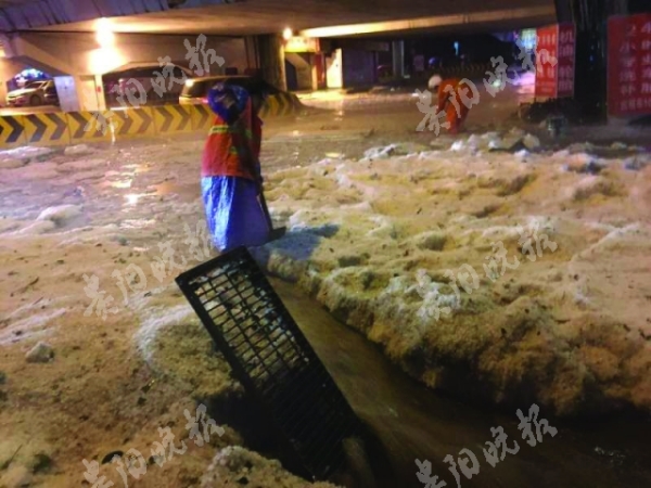 直击贵阳“冰雹之夜” 4条道路供电中断