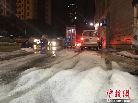 4月5日18时至21时,贵州省中西部一线出现雷雨、大风、冰雹等强对流天气。图为冰雹过后,地上白茫茫一片。 黄蕾瑾 摄
