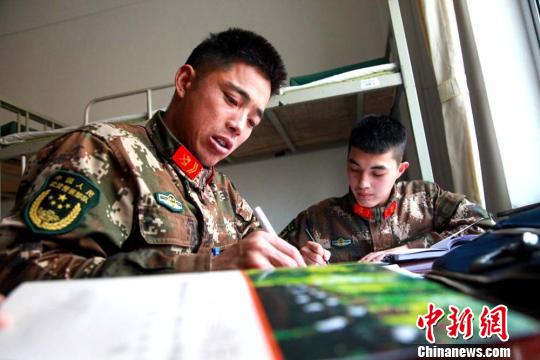 两名学员在认真地撰写学习体会。 裴海博 摄