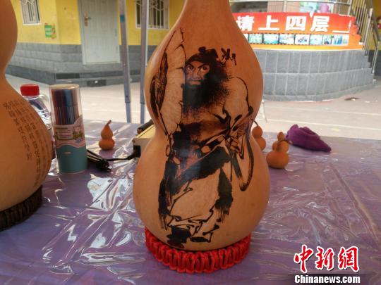 这是葫芦烙画艺术家陈胜的作品“钟馗打鬼”,两天内即可完成。 李娜 摄