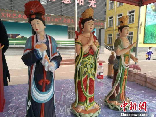 这尊微型侍女泥塑像是以太原市晋祠圣母殿侍女像为模板。 李娜 摄